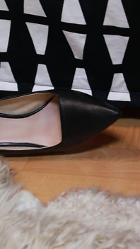 Tacones altos y fantasía de rejilla - provocación de cerca