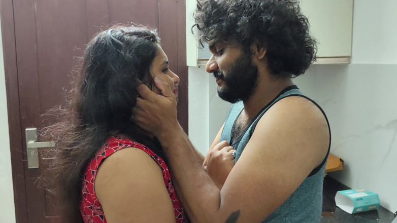 Vaigavarun45: 妻と夫の初めてのセックスで、家に誰もいない状態でキッチンとソファでセックスが起こりました
