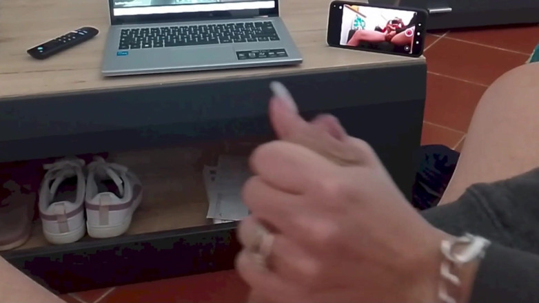 LauraOnHeels: POV handjob MILF dengan cumshot di tangan