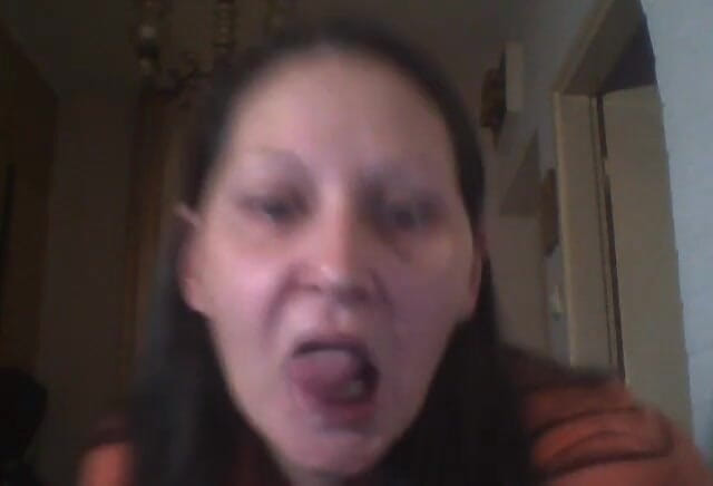 Dominatrix Redsonyja: पागल कुतिया ने लैपटॉप तोड़ दिया