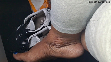 Foot Patrol: Penumpang tanpa batang dengan kaki biru bermain kaki semasa menunggang...