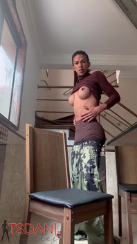 Daniela Santos a Travesti Do Pau Grande Mostrando Seu Corpo Em Casa.