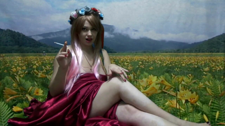 Goddess Misha Goldy: 在“大自然”中抽烟并戏弄你