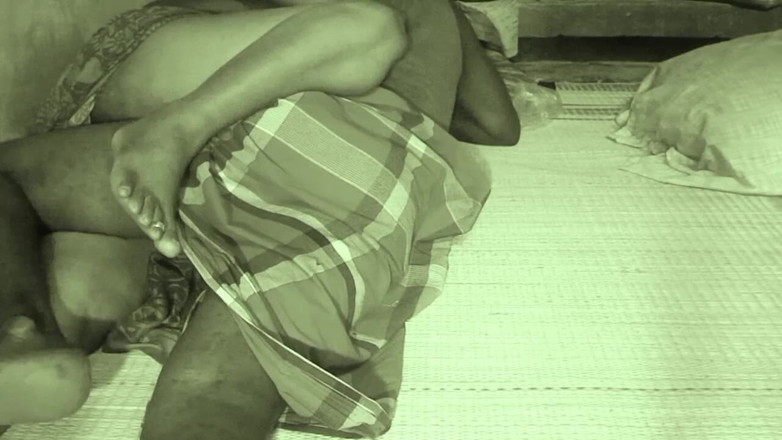 Priyanka314: Hintli çift köyde ateşli romantizm yaşıyor