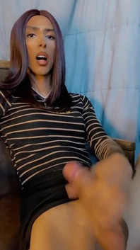 Transsexuala zveltă Dawn Rivera ejaculează pe picioarele ei după o sesiune intensă de masturbare