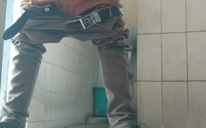 Tamil 10 inches BBC: Я мастурбирует свой большой черный член в туалете