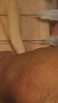 Zrzka MILF se podrobí váženým svorkám na bradavky