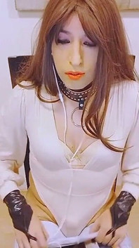 Crossdresser fantazíruje o mužích při dotýkání