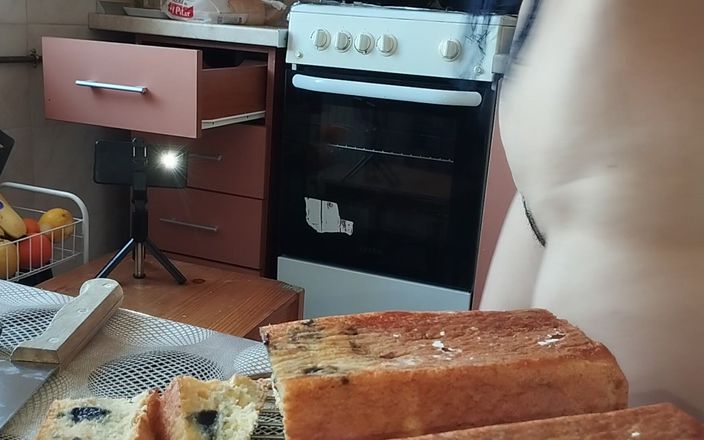Amateur_MS: Hete vrouw bereidt naakt eten in de keuken. Amateurvrouw met...