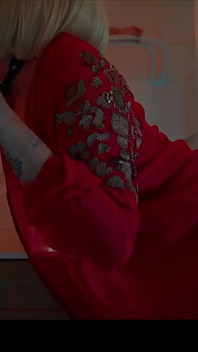 Pequeño culona rubia vestido rojo 4k en pantalla ancha