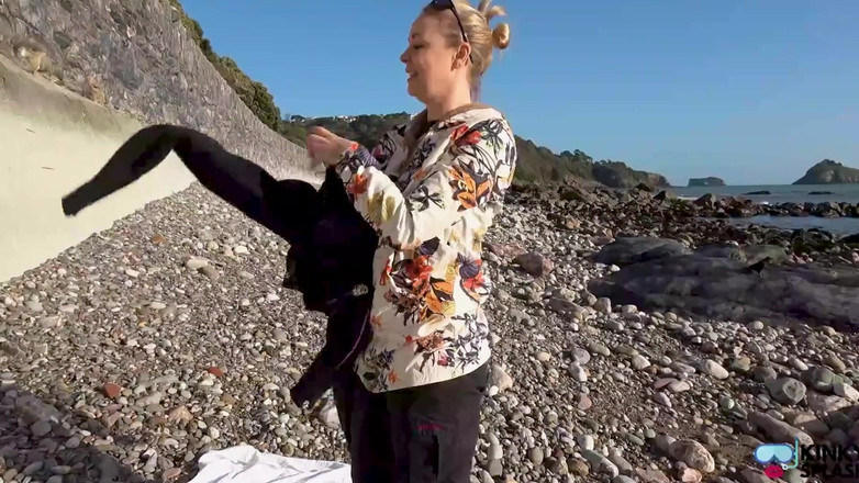 UKCuteGirl Lucy Lauren: 잠수복 창녀는 당신의 공을 동결 당신을 조롱