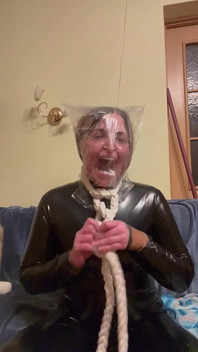 2 latex catsuits en 5 minuten in plastic zak