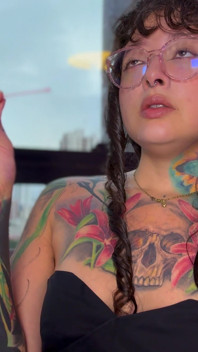 一个戴眼镜的书呆子女孩在你的阴茎上打喷嚏