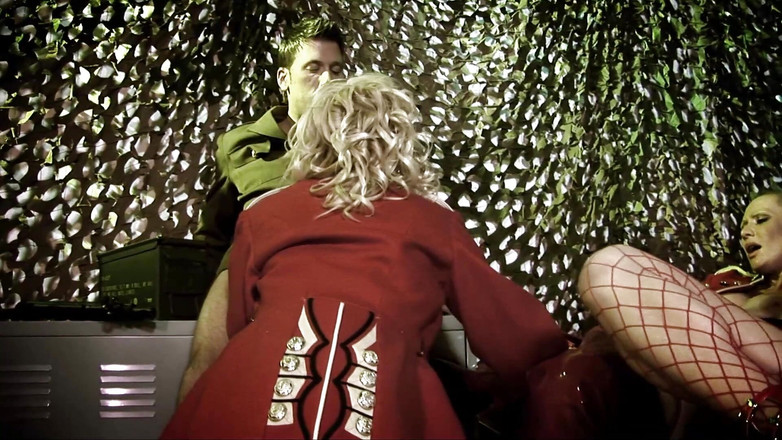 Very hot hardcore: 巨乳の金髪の女の子はおもちゃとコックを共有します