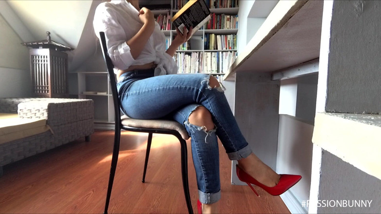 PassionBunny: Fată studentă sexy în bibliotecă se masturbează