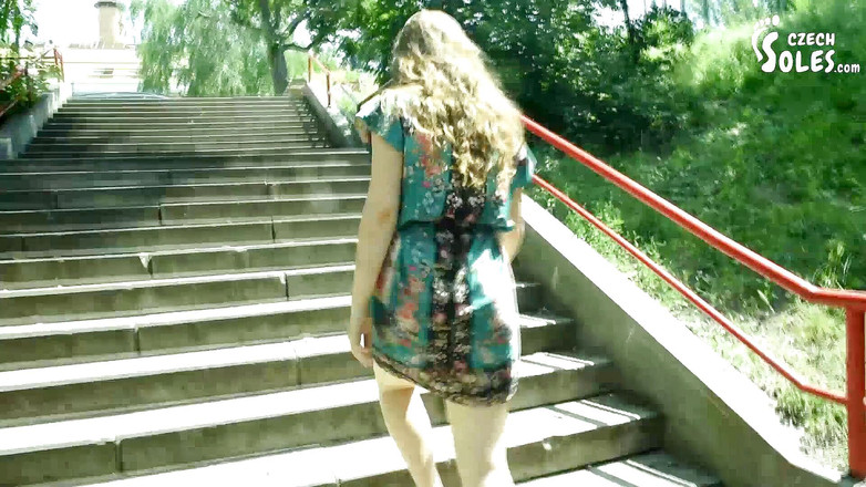 Czech Soles - foot fetish content: Op blote voeten lopen en Anna's sexy vuile voeten!