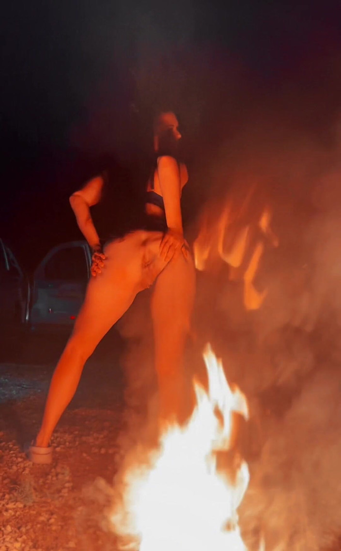 ItsMmmegan: Solo un piccolo drink, musica e un falò tutto ciò...