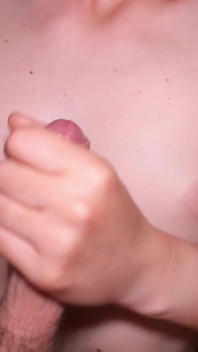 Meine 18-jährige stiefschwester mit kleinen titten stimmte einem schnellen Handjob zu.