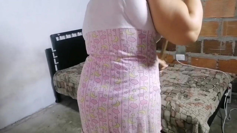 Adribella69: Моя збочена зведена сестра мастурбує для свого хлопця під час відеодзвінка, поки я натираю порядок в будинку