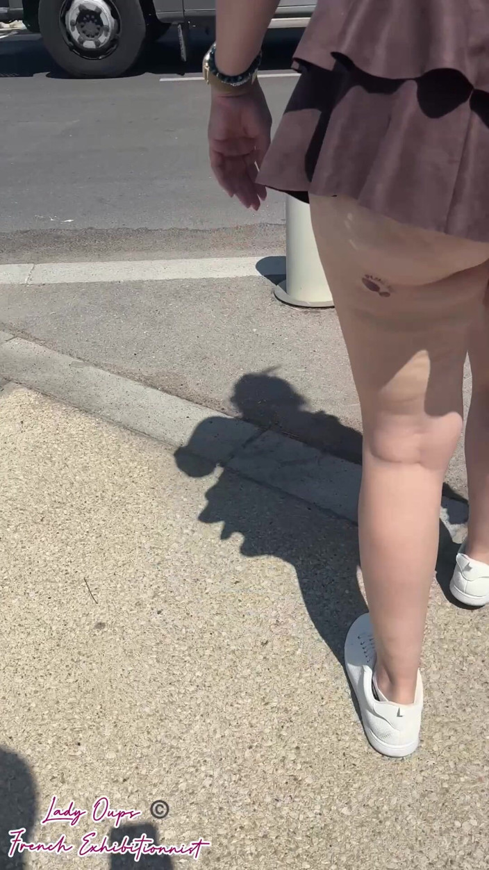 Lady Oups: Me Quito El Tanga En Público Y Presumo Con Microfalda...