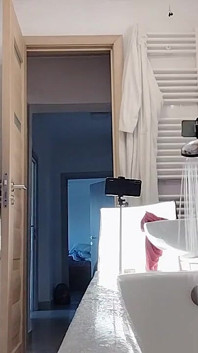 Sexy manželka si holí chlupy na kundičce