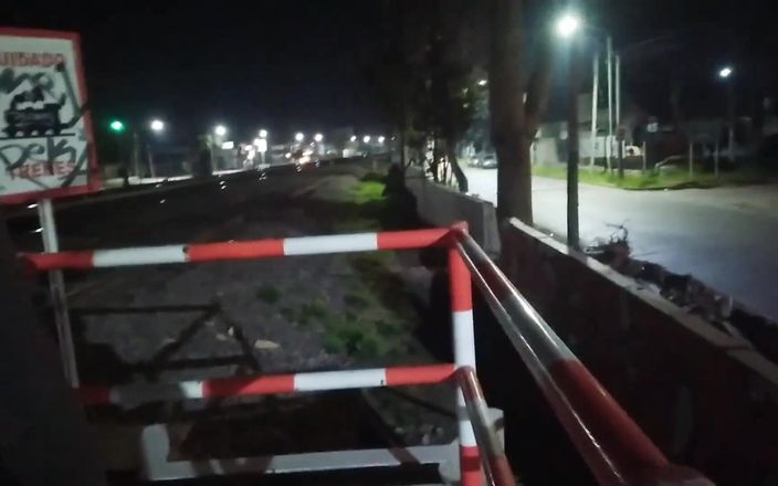 Activecouplearg: Ngentot di jalanan di luar ruangan sama polisi tukang ngintip...