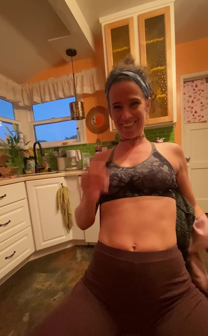 VibeWithMommy: 厨房吮吸的东西和操黑暗的东西。