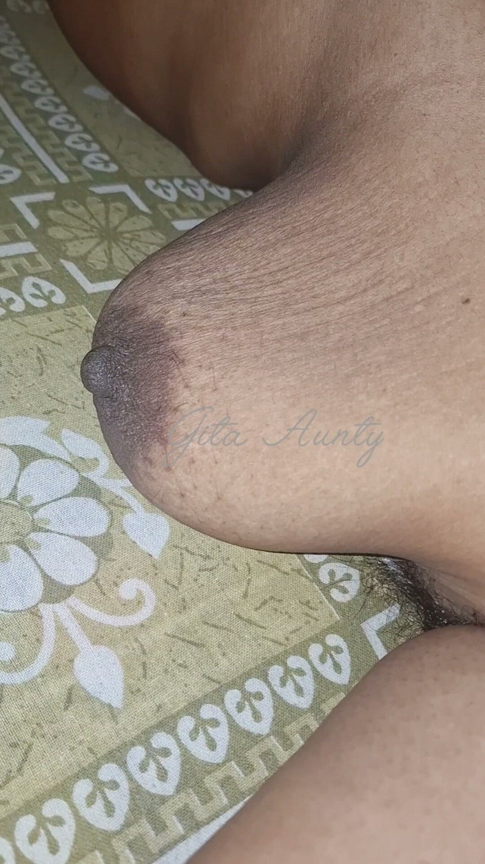 Indian aunty sex: 인도 여성의 가슴을 가지고 노는 동영상