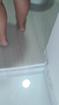 Pertunjukan mandian midget Albino berpantat besar