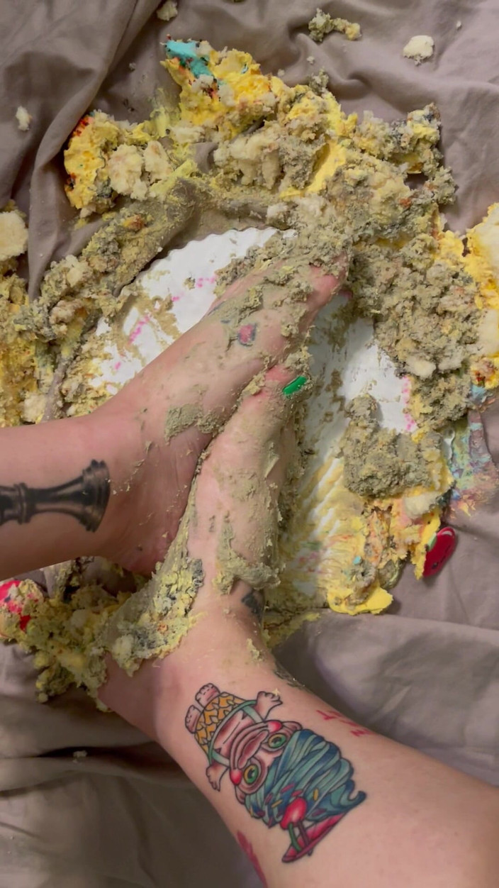 CherryBombBomb: Rozbití dortu mými roztomilými nohami