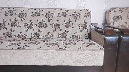 Kitty_Cross: La splendida ragazza trans aggiusta l'eyeliner con le mani costanti