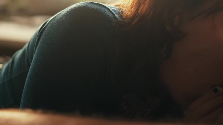 RedLili: Zrzka Tgirl saje tátovo péro venku