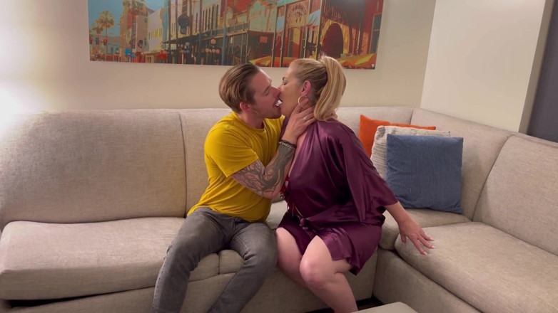 Danni Jones: Hijastro Alex Envy viene a buscar a su madrastra Danni...