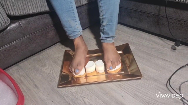 Simp to my ebony feet: zdrobire de mâncare cu picioare