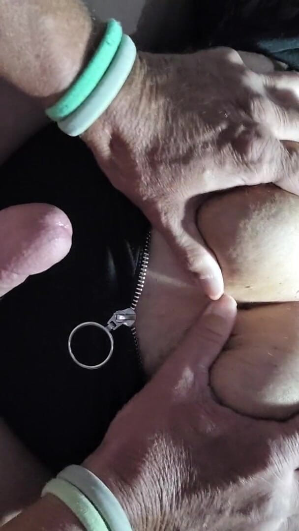 Lujuriosos: ¡Le doy una paja y él masajea mis grandes tetas!