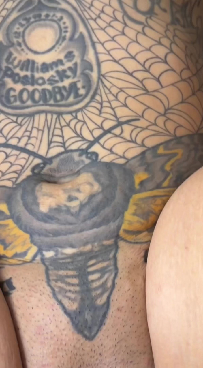 A3: Nimfei sexy tatuate îi place să fie futută și să sugă pula