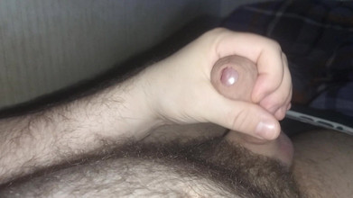 Uhri: ベッドでオナニーし、毛深い腹に大量の射精を浴びせた