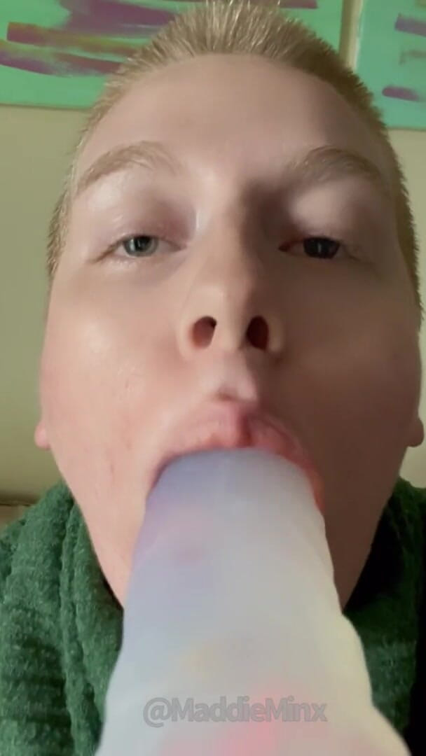 Maddie Minx productions: Ginger milf spuugt en kokhalst op gigantische dildo