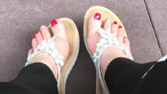 Goddess Misha Goldy: Sandalen necken im freien mit roten zehennägeln &zehen wackeln