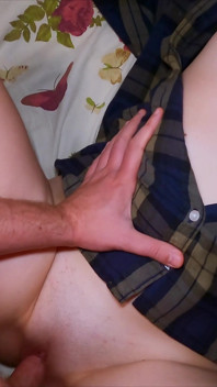 Její Tiny Tits Under That Shirt přivedou každého muže k šílenství!