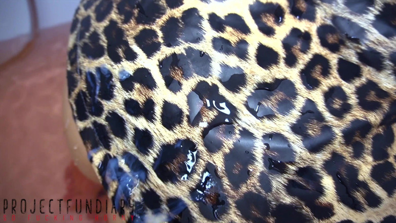 Projectsexdiary: Een nat meisje in Leo regenjas werd doggystyle geneukt onder...