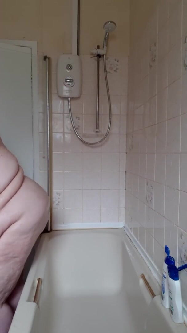SSBBWLadyBrads: 大きな脂肪の女神は自分自身を洗う