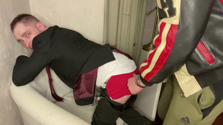 KinkySirius: 第 1 部分。穿着西装的金基西里乌斯用嘴和一只穿着皮夹克的熊尽情地锻炼