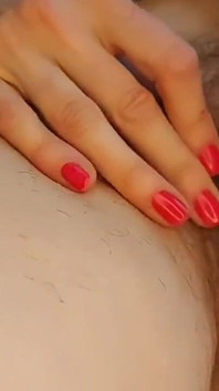 Tu dois renifler et lécher ma chatte poilue et mouillée. Ginnagg, femme au foyer sexy, montre sa chatte en gros plan