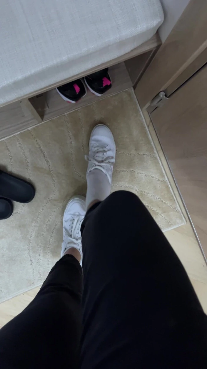 Feet: Mersul Pe Jos În Pantofi Sport