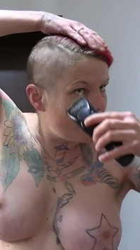 Nude , corte de cabelo nas pernas da cadeira do salão abertas e raspando