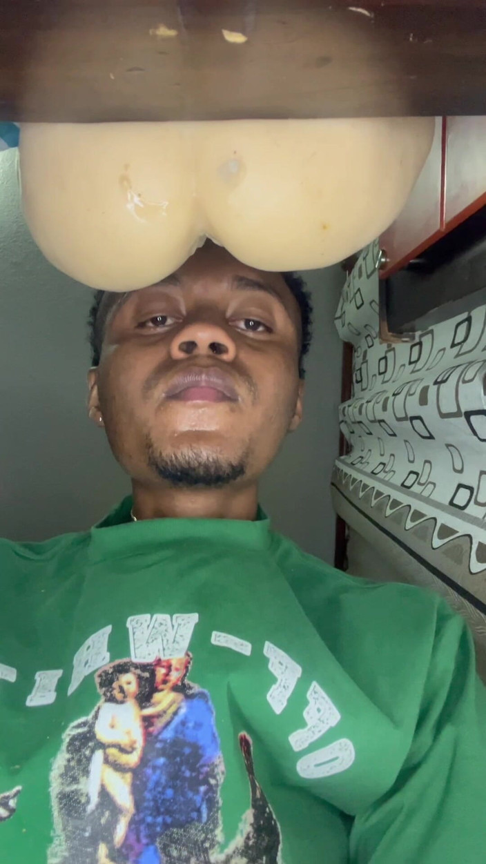 Black-2001: Daddy masturbiert seinen großen Schwanz mit viel Speichel und seinem...