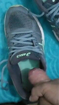 Cazzo e sperma in asics di mia moglie