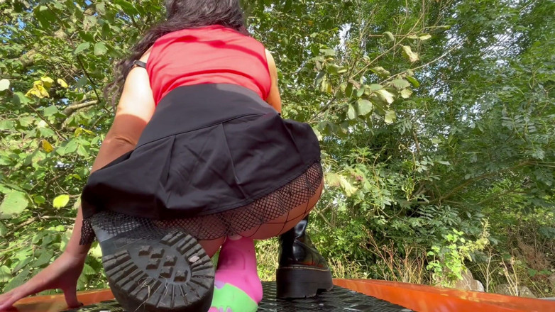 Hayley Quinn: PAWG Slut Rides Patrick Star Dildo on Landrover Defender Bonnet