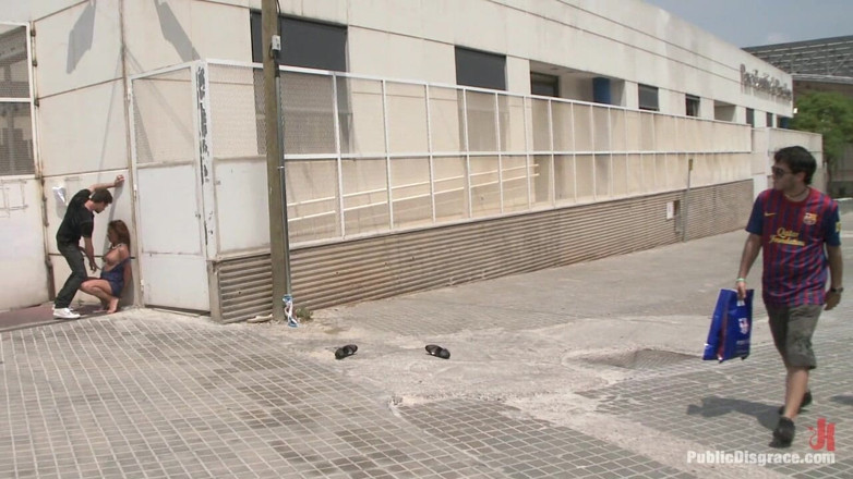 Public Disgrace by Kink: Španělská kočka je ošukaná do krku na ulici svázaná před...